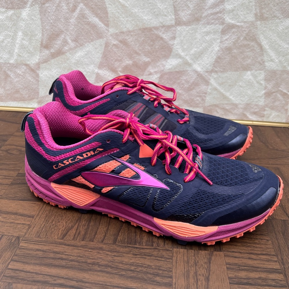 Brooks Cascadia Women's Athletic Shoes - Dark Blue and Bright Pink